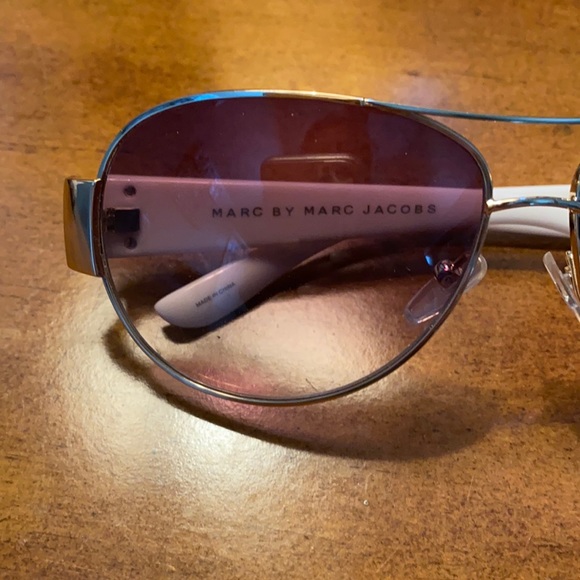 Marc Jacobs Aviators Sunglasses white w gold logo EUC - Picture 7 of 8